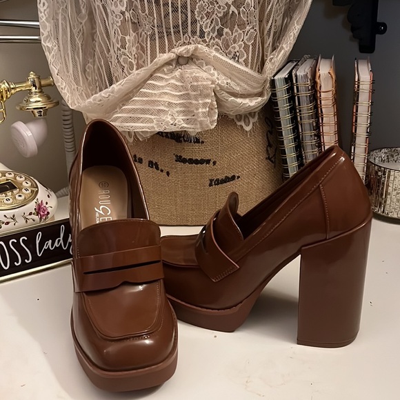 Brand new without box, patent leather platform loafers with block heel - Picture 3 of 4